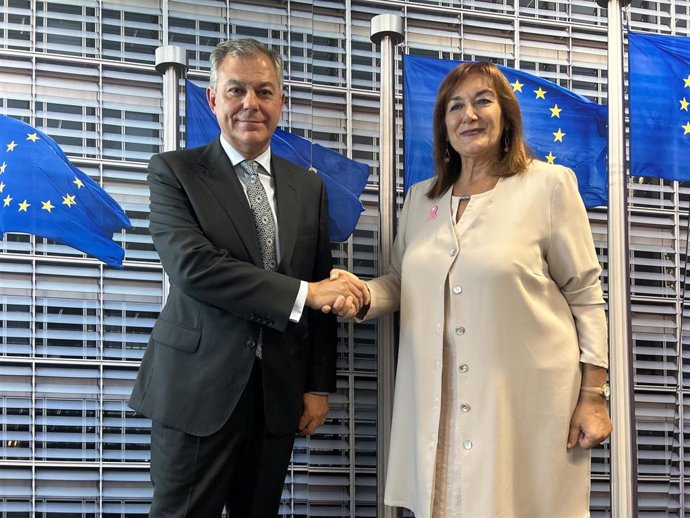 El alcalde de Sevilla, José Luis Sanz, con la comisaría europea de Innovación, Investigación, Cultura, Educación y Juventud, la búlgara Iliana Ivanova