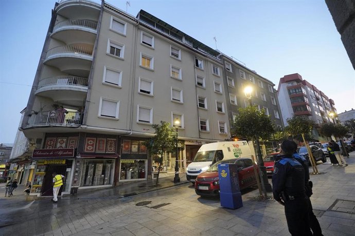 Dos agentes de Policía Local y una ambulancia en las inmediaciones del edificio donde se ha producido el fuego, en la calle Alfonso X el Sabio de Vigo, a 11 de octubre de 2023, en Vigo, Pontevedra, Galicia (España).