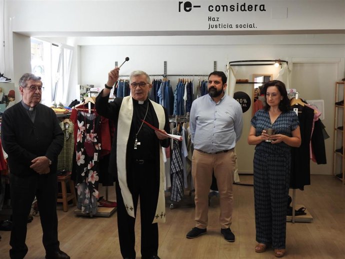 El obispo de Segovia, César Franco, bendice la inauguración de la tienda Moda Re-