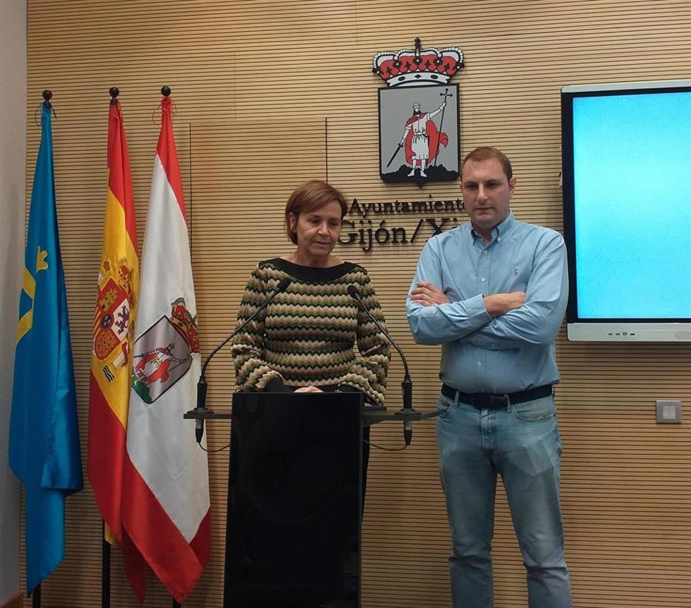 La alcaldesa de Gijón, Carmen Moriyón, y el diputado de Foro Asturias en la Junta General del Principado, Adrián Pumares, en rueda de prensa en el Consistorio gijonés.
