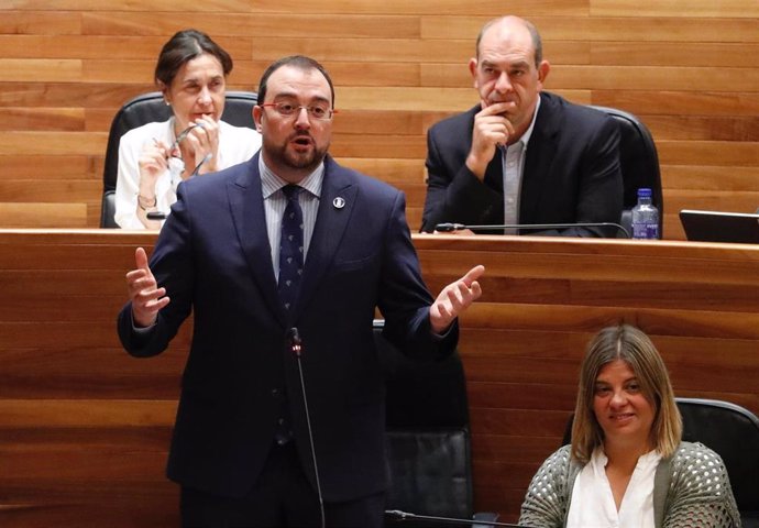 El presidente del Principado de Asturias, el socialista Adrián Barbón, en la Junta General.