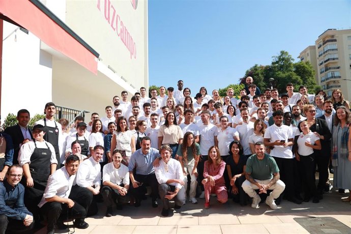 Foto de familia de los alumnos becados por 'Talento Cruzcampo' con los jugadores del Betis y Sevilla y responsables de la Fundación Cruzcampo.
