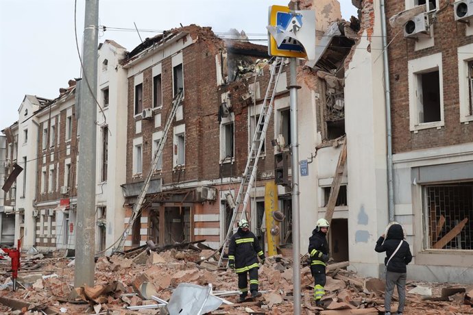 06 October 2023, Ukraine, Kharkiv: Rescuers conduct search and rescue operation in residential district that was hit during a morning Russian missile. Photo: -/Ukrinform/dpa