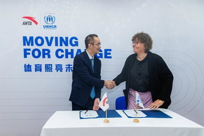 Photo credit: UNHCR/Azwan Rahim  Mr. Lai Shixian, Executive Director and co-CEO of ANTA Group and Ms. Tina Friis Hansen, Global Head of UNHCR's Private Sector Partnerships Service, sign the agreement for the new global partnership, Moving for Change.