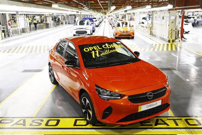 Archivo - Salida de fabricación del Corsa 11 millones de la factoría de Stellantis Opel de Figueruelas, Zaragoza