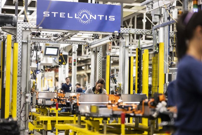 Archivo - Varios empleados en la planta automovilística de Stellantis en Figueruelas, Zaragoza