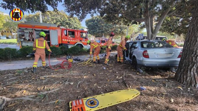 Atendidas dos personas tras sufrir un accidente al chocar su vehículo contra un árbol en Picanya (Valencia)