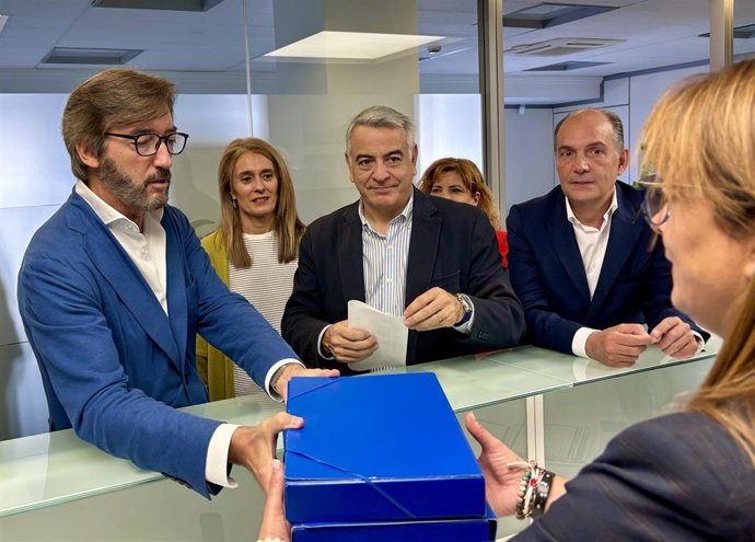 Entrega de avales para la candidatura de Javier de Andrés a la presidencia del PP vasco