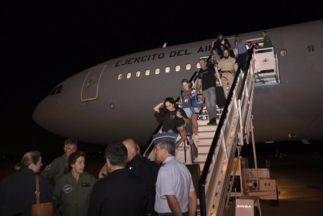 Llegada del primer avión militar español con evacuados desde Israel.