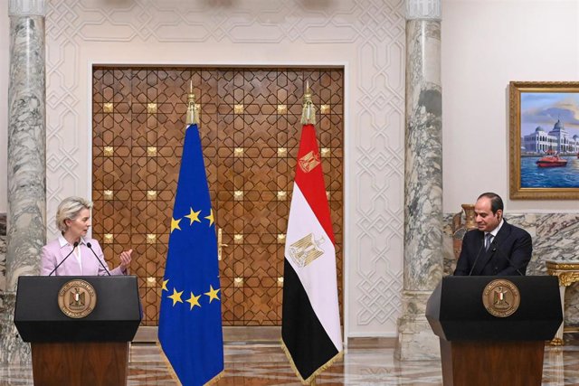 Archivo - La presidenta de la Comisión Europea, Ursula von der Leyen, y el presidente egipcio, Abdelfatá al Sisi