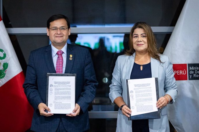 Ministra de Desarrollo Agrario y Riego, Jennifer Contreras, y el gobernador regional de Lambayeque, muestran convenio firmado con ProInversión, para fortelecer la seguridad hídrica, en el valle de Chancay-Lambayeque.
