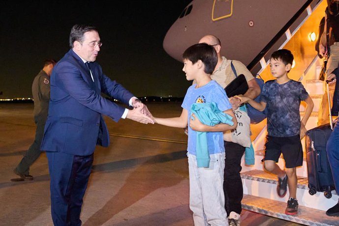 El ministro de Asuntos Exteriores, Unión Europea y Cooperación en funciones, José Manuel Albares, recibe al segundo avión militar procedente de Israel, en la Base Aérea de Torrejón de Ardoz