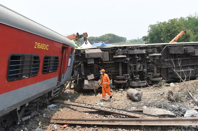 Archivo - Imagen de archivo de un rescatista en el lugar de una colisión de trenes en el distrito de Balasore, en el estado de Odisha, en el este de India