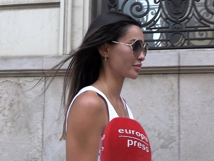 JOANA SANZ JUEGA AL DESPISTE AL PREGUNTARLE POR SU DIVORCIO CON DANI ALVES