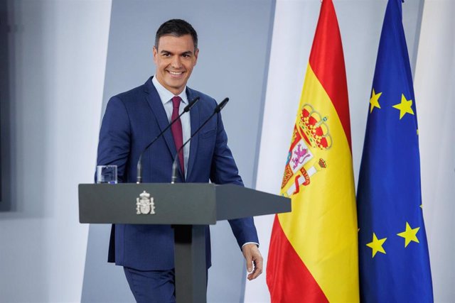 El presidente del Gobierno en funciones, Pedro Sánchez, a su llegada a una rueda de prensa tras reunirse con el Rey Felipe VI, en el Complejo de la Moncloa, a 3 de octubre de 2023, en Madrid (España). 