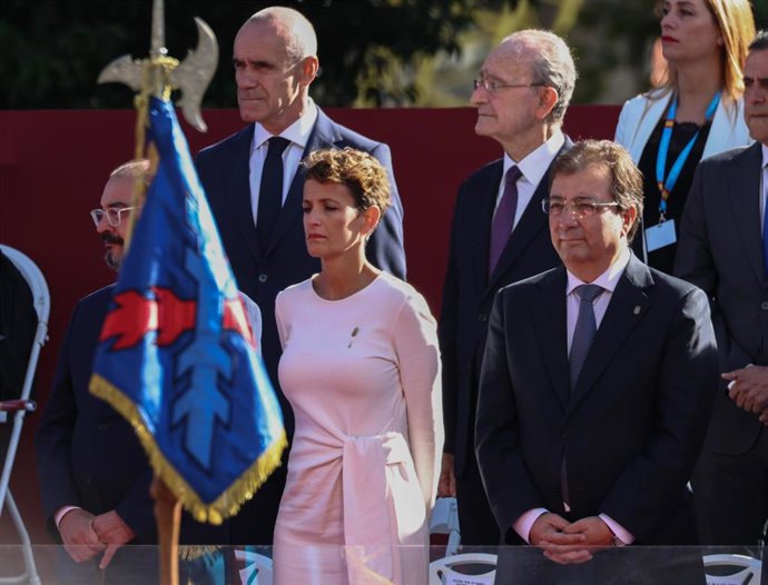 Archivo - El alcalde de Sevilla, Antonio Muñoz Martínez (1i) y en la primera fila, la presidenta del Gobierno de Navarra, María Chivite, durante el acto solemne de homenaje a la bandera nacional y desfile militar en el Día de la Hispanidad, a 12 de octu