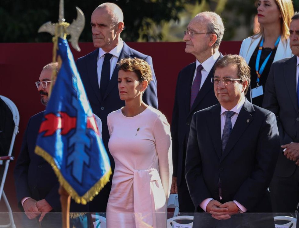 Archivo - El alcalde de Sevilla, Antonio Muñoz Martínez (1i) y en la primera fila, la presidenta del Gobierno de Navarra, María Chivite, durante el acto solemne de homenaje a la bandera nacional y desfile militar en el Día de la Hispanidad, a 12 de octu