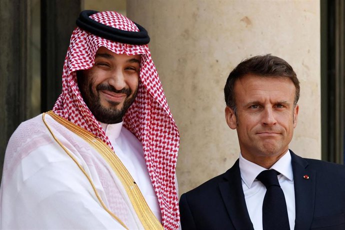 Archivo - El príncipe heredero saudí, Mohamed bin Salmán, junto al presidente de Francia, Emmanuel Macron, durante una visita a París.