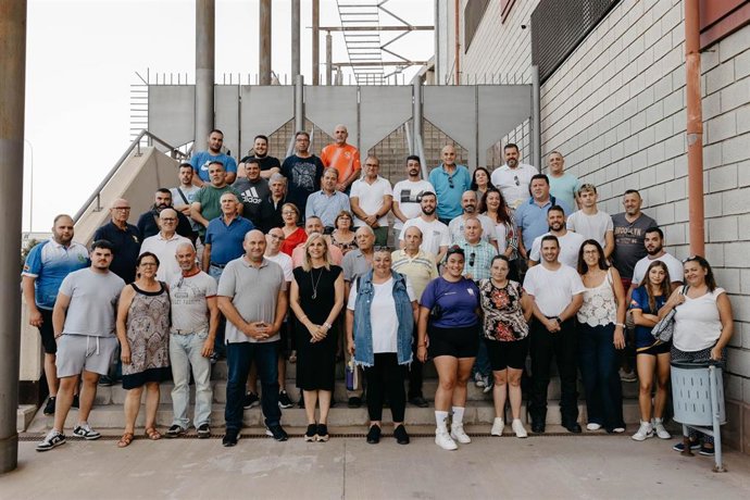 La consejera de Deportes del Cabildo de Tenerife, Yolanda Moliné, junto a representantes de los clubes de lucha canaria