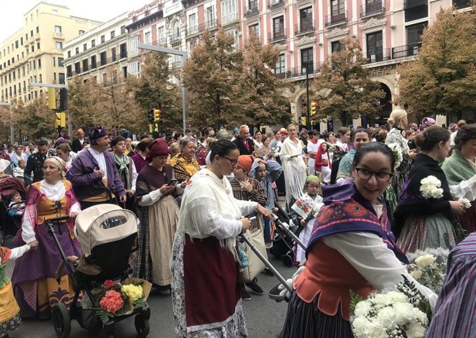 Los primeros 35.000 oferentes y 225 grupos depositan sus flores a la virgen del Pilar