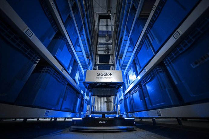 Geek+ RoboShuttle Tote-to-Person solution for Dutch fashion retailer myjewellery.