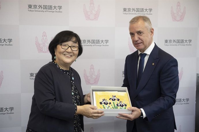 El Lehendakari, Iñigo Urkullu, con la rectora de la Tokyo University of Foreign Studies (TUFS - Universidad de Lenguas Extranjeras de Tokio), a Kayoko Hayashi.