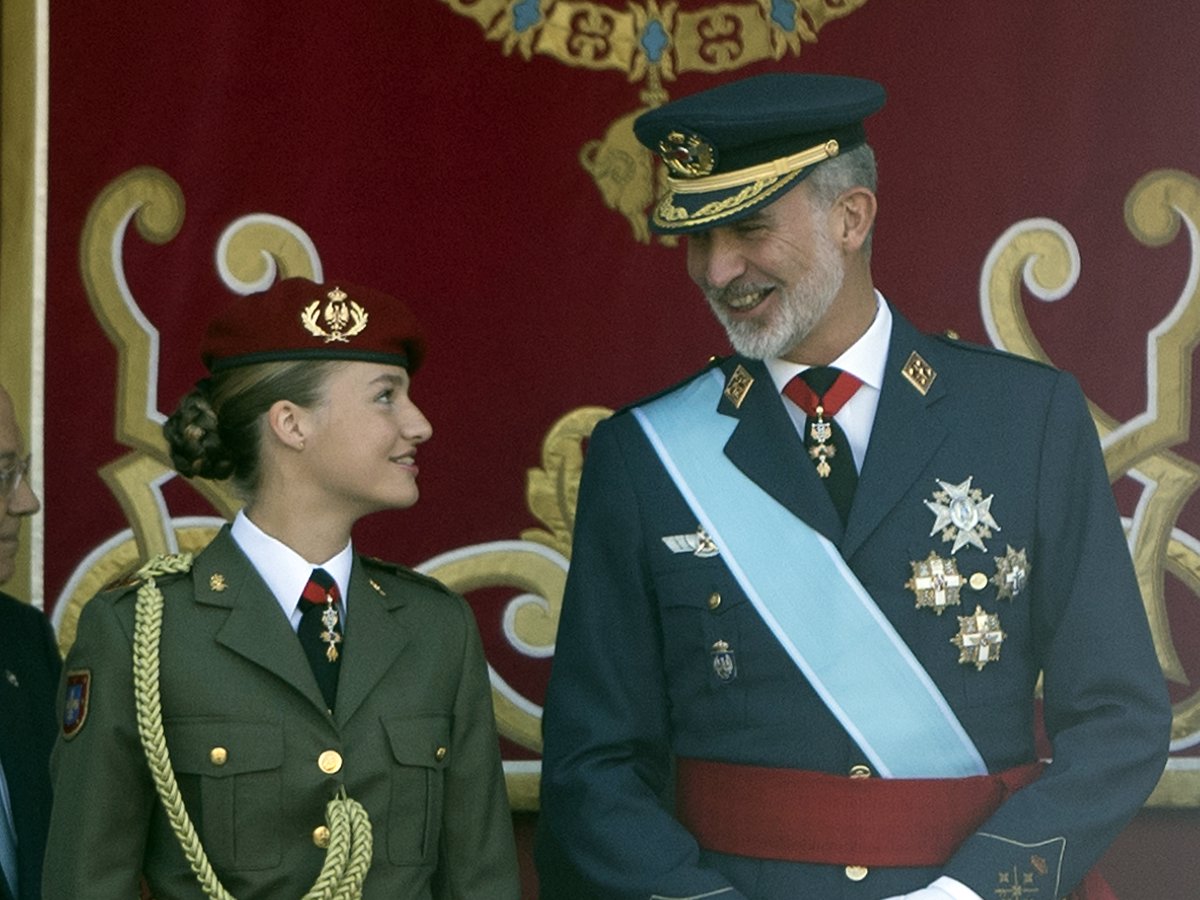 Complicidad entre la Princesa Leonor y los Reyes, Don Felipe y Doña  Letizia, en el desfile del 12 de Octubre