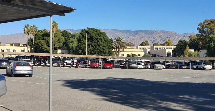 Aparcamiento de la base militar de Viator (Almería) donde se ubicarán las nuevas marquesinas fotovoltaicas.