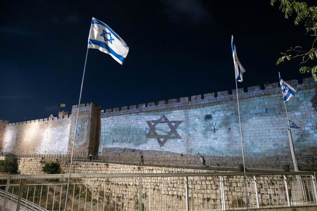 Bandera de Israel proyectada sobre las murallas de Jerusalén