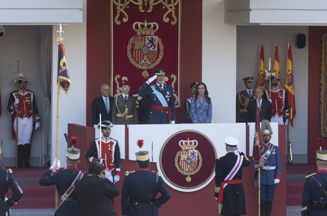  La Princesa de Asturias, Leonor; el Rey Felipe VI y la Reina Letizia saludan desde la tribuna durante el desfile 