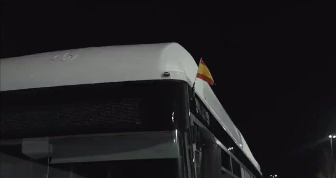 Un autobús de la EMT luce la enseña nacional con motivo del 12 de Octubre, Día de la Fiesta Nacional.