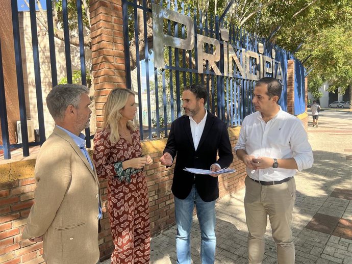 El portavoz socialista en el Ayuntamiento de Málaga, Daniel Pérez, en las instalaciones del Centro Principia junto con los diputados provinciales José Bernal y Patricia Alba; y el concejal del PSOE Rubén Viruel