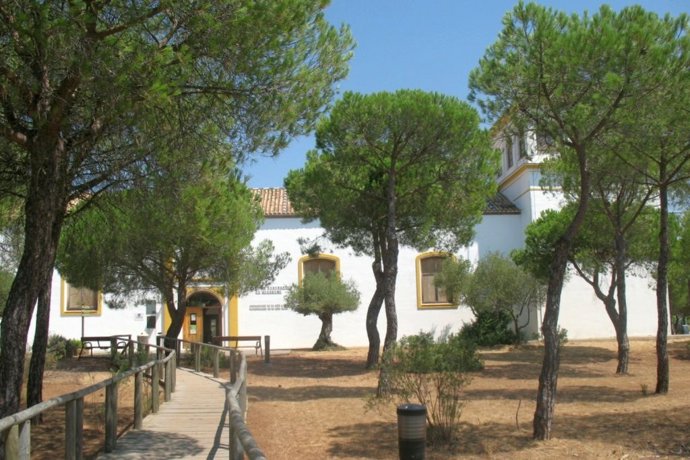 Imagen exterior del centro visitantes de El Acebuche.