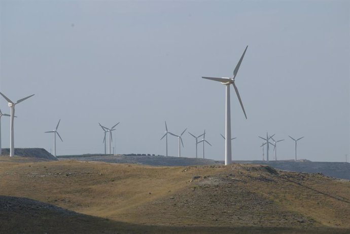 Archivo - Aerogeneradores, energía eólica