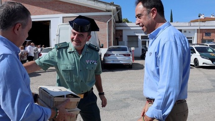 Ostrea Sur obsequia a los veteranos de la Guardia Civil de Sevilla con 600 ostras gourmet por el día de su patrona.