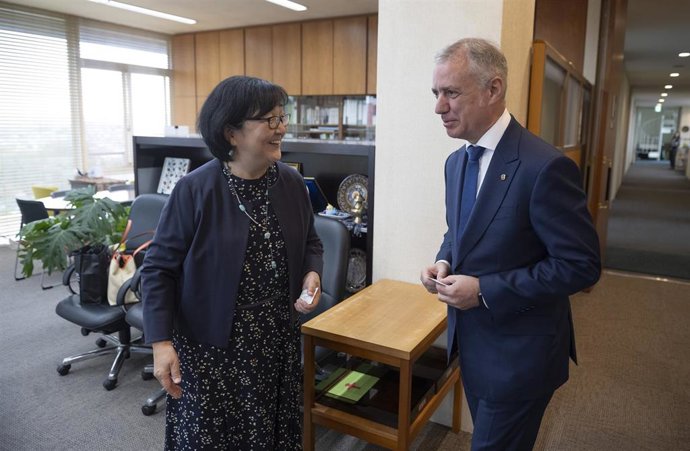 El Lehendakari, Iñigo Urkullu, con la rectora de la Tokyo University of Foreign Studies (TUFS - Universidad de Lenguas Extranjeras de Tokio), Kayoko Hayashi.