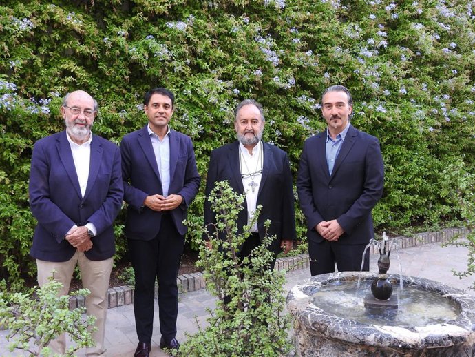 El presidente de la Fundación Bangassou, Miguel Aguirre, el director de la Fundación Cajasur, Leopoldo Izquierdo, el obispo de Bangassou, Juan José Aguirre, y el responsable del Programas de Ayudas e Innovación Social de la Fundación Cajasur, Juan Migue