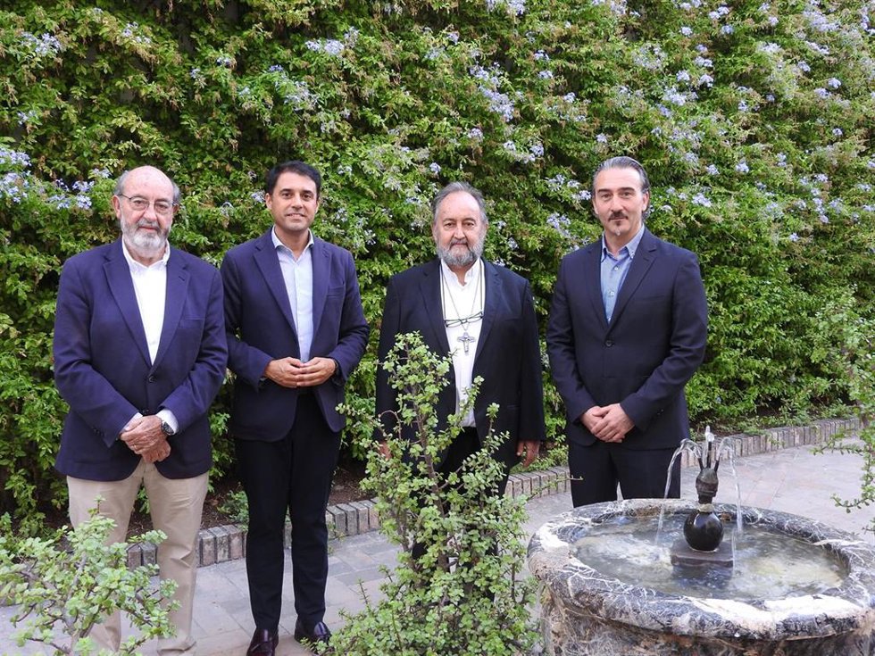 El presidente de la Fundación Bangassou, Miguel Aguirre, el director de la Fundación Cajasur, Leopoldo Izquierdo, el obispo de Bangassou, Juan José Aguirre, y el responsable del Programas de Ayudas e Innovación Social de la Fundación Cajasur, Juan Migue