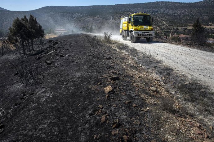 Archivo - Un camión de bomberos trabaja en las labores de extinción de un incendio.