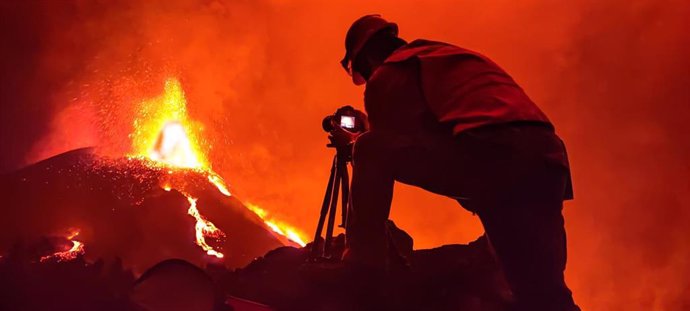 Un técnico de Involcan contempla la erupción del volcán Tajogaite, en La Palma