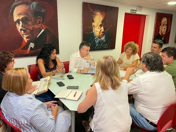 El PSOE de Huelva analiza con los sindicatos del sector educativo "las deficiencias" del inicio de curso