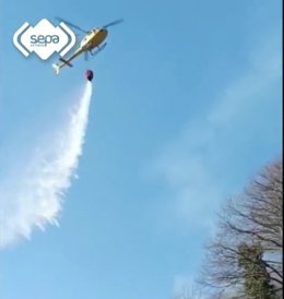 Archivo - Helicóptero del 112 de Asturias en el incendio forestal de Murias, en Aller, en febrero.
