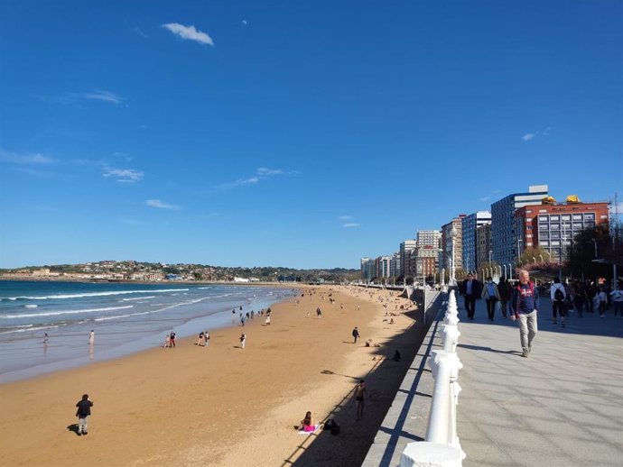 Archivo - Gente, turismo, buen tiempo. Paseo de la playa de San Lorenzo, Gijón.