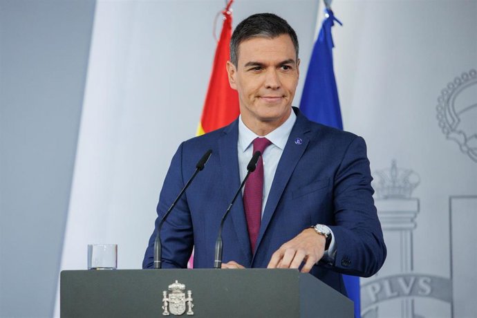 El presidente del Gobierno en funciones, Pedro Sánchez, ofrece una rueda de prensa tras reunirse con el Rey Felipe VI, en el Complejo de la Moncloa, a 3 de octubre de 2023, en Madrid (España). 