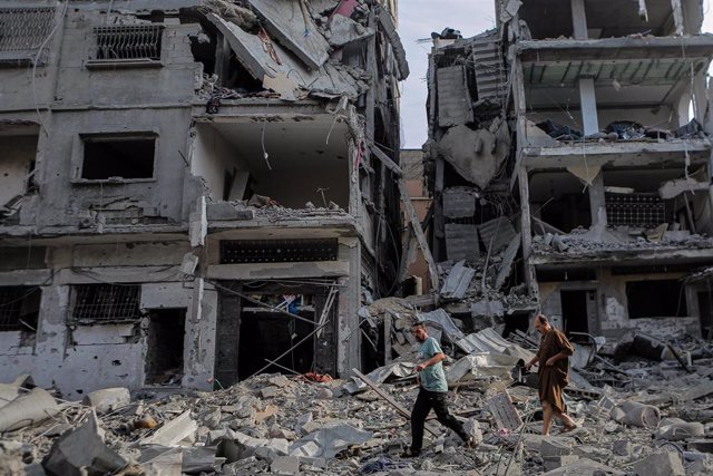 Edificio destruido en Gaza tras los ataques de Israel en respuesta a la última ofensiva del Movimiento de Resistencia Islámica (Hamás) del pasado sábado