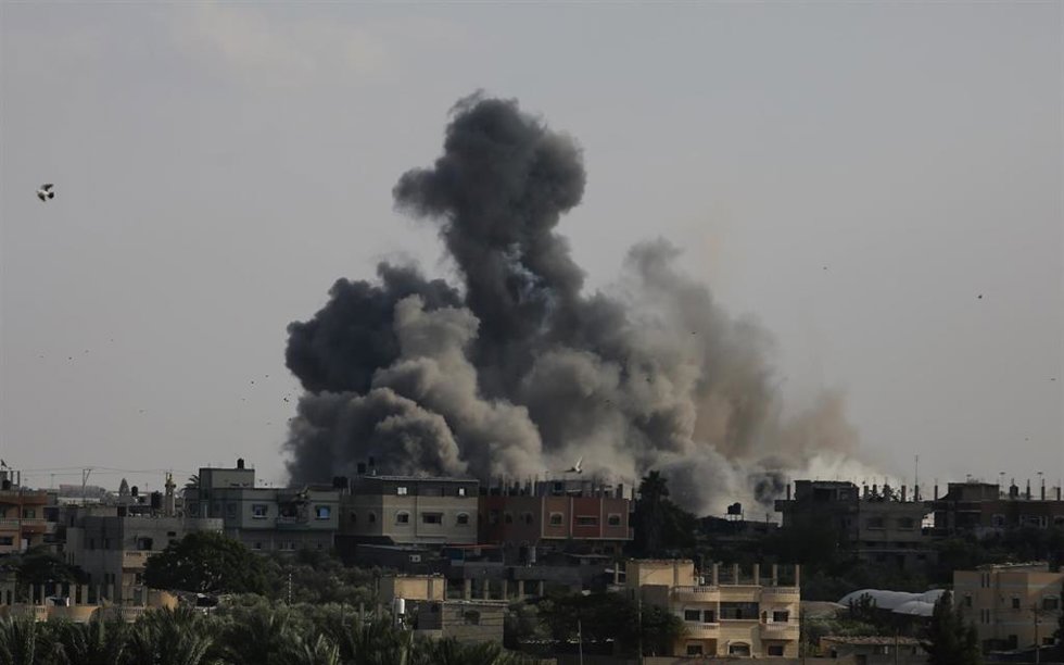 Ataque israelí sobre la ciudad gazací de Rafá en respuesta a la ofensiva del Movimiento de Resistencia Islámico (Hamás) del pasado sábado
