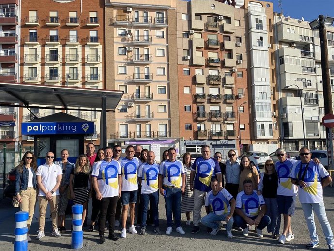 Trabajadores de Palparking afectados por el cierre de aparcamientos en el Ensanche Sur.