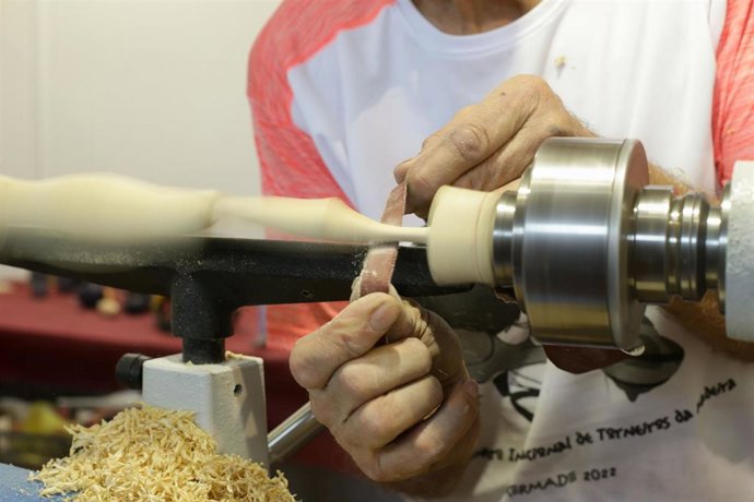 Archivo - Trabajo en una pieza de madera 