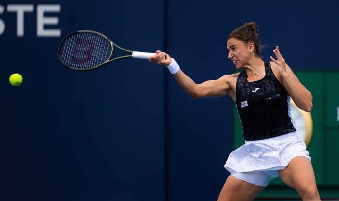 Archivo - Sara Sorribes Tormo of Spain in action during the doubles quarter-final of the 2022 Miami Open WTA 1000 tennis tournament
