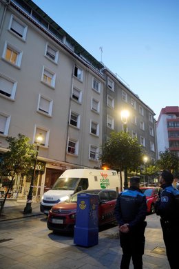 Dos agentes de Policía Local y una ambulancia en las inmediaciones del edificio donde se ha producido el fuego, en la calle Alfonso X el Sabio de Vigo, a 11 de octubre de 2023, en Vigo, Pontevedra, Galicia (España).